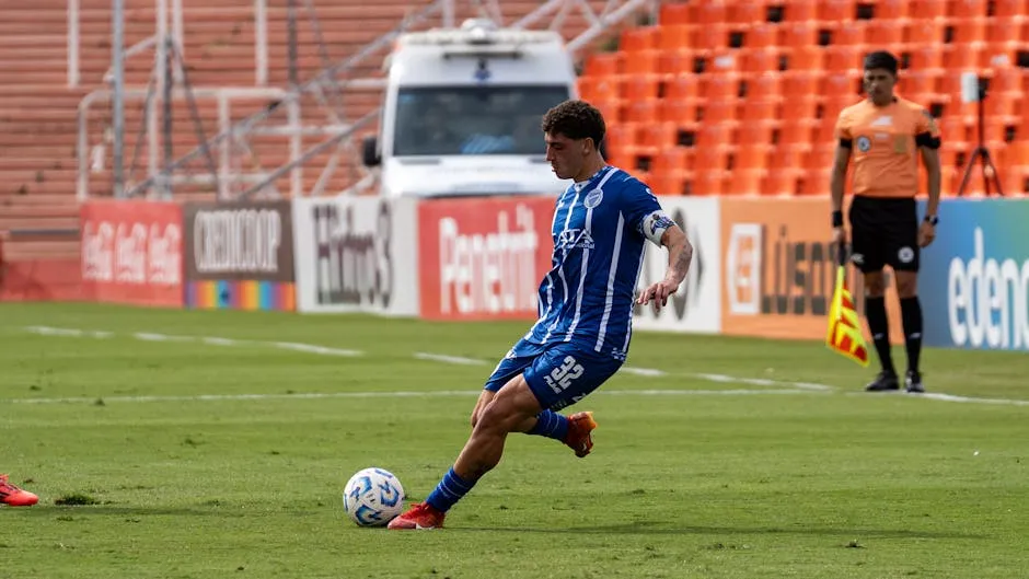 Jogador comemorando gol, destaque para aposta em 'Marcador a Qualquer Hora' na guia de apostas de futebol.