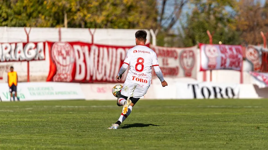 Imagem de atacante em campo, ilustrando a aposta 'Goleador a Qualquer Hora' na estratégia de apostas esportivas.