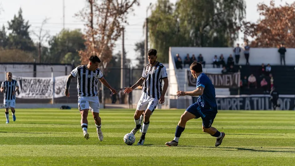 Jogador celebrando após marcar, representando a aposta 'Marcador a Qualquer Hora' na previsão de gols em partidas de futebol.
